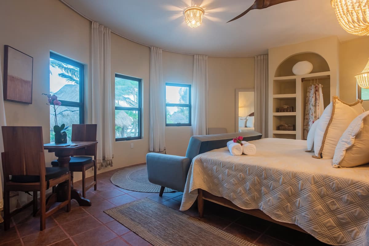 Deluxe-Suite, Strandblick | Zimmersafe, Schreibtisch, laptopgeeigneter Arbeitsplatz