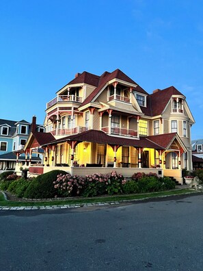 Exterior - Spacious, historic, air-conditioned 8-BR 4-BA beauty in the heart of Oak Bluffs (Oak Bluffs)