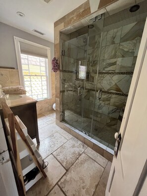 Shower, jetted bath, hair dryer, towels - Spacious, historic, air-conditioned 8-BR 4-BA beauty in the heart of Oak Bluffs (Oak Bluffs)