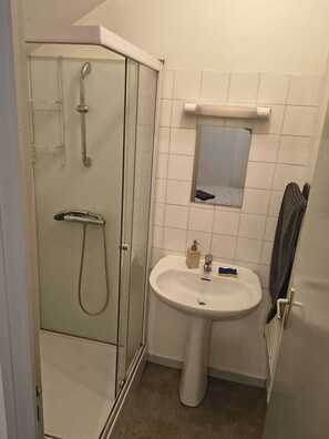 Sèche-cheveux, serviettes fournies, papier toilette