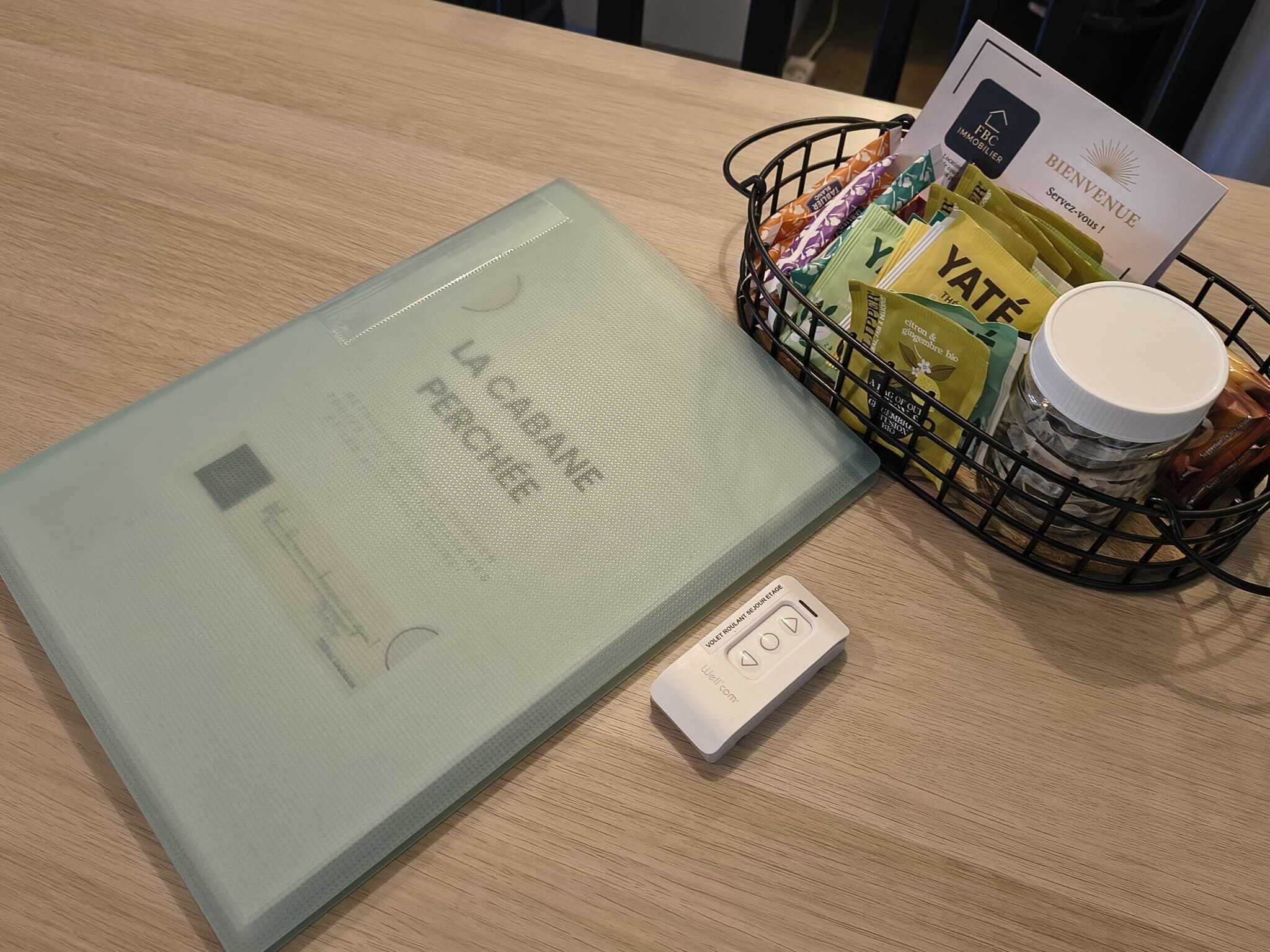 Een haardroger, handdoeken, toiletpapier