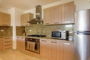 Een koelkast, een microgolfoven, een oven, een kookplaat