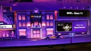 Ein Kaufhaus der Macy's mit einer digitalen Anzeige, die den Film 'The Green Mile' mit Tom Hanks bewirbt.