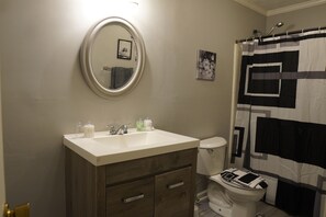 Serviettes fournies, papier toilette