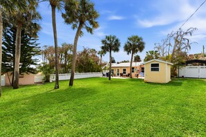 Property grounds - Sunny Palm Retreat • Fenced Yard • Outdoor Dining (Jensen Beach)