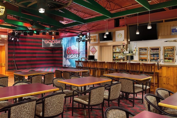 2 bars/lounges
