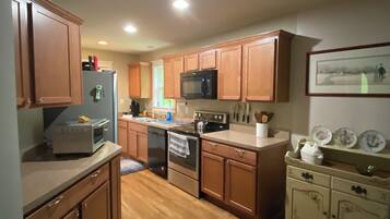Coffee/tea maker, fridge, microwave, oven