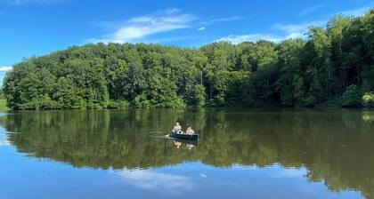 Cozy lake front home on 7 wooded acres close to Hampden Sydney and Longwood