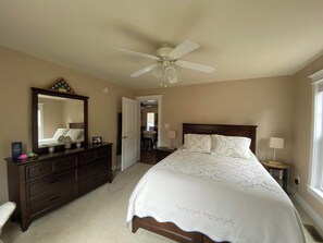 2 quartos, ferros/tábuas de passar roupa, roupa de cama