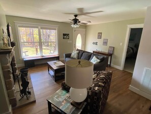 Tv, pejs, dvd-afspiller, bøger