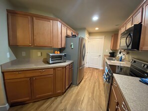 Køleskab, mikrobølgeovn, ovn, kogeplade