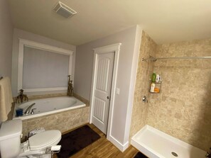 Chuveiro, banheira de hidromassagem, secador de cabelo, toalhas de banho