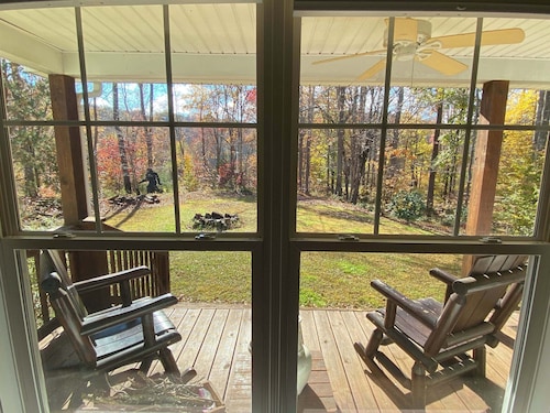 Still Waters a secluded quiet lake front home close to Hampden Sydney & Longwood