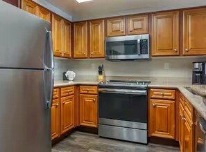 ثلاجة، ميكروويف، فرن، موقد طهي مسطح