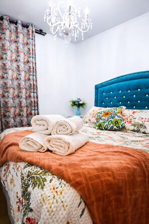2 habitaciones, escritorio, tabla de planchar con plancha y wifi gratis 