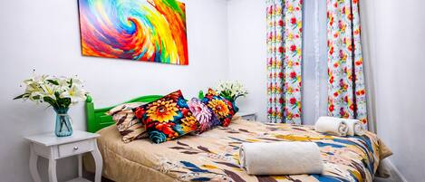 デスク、アイロン / アイロン台、WiFi (無料)、ベッドシーツ