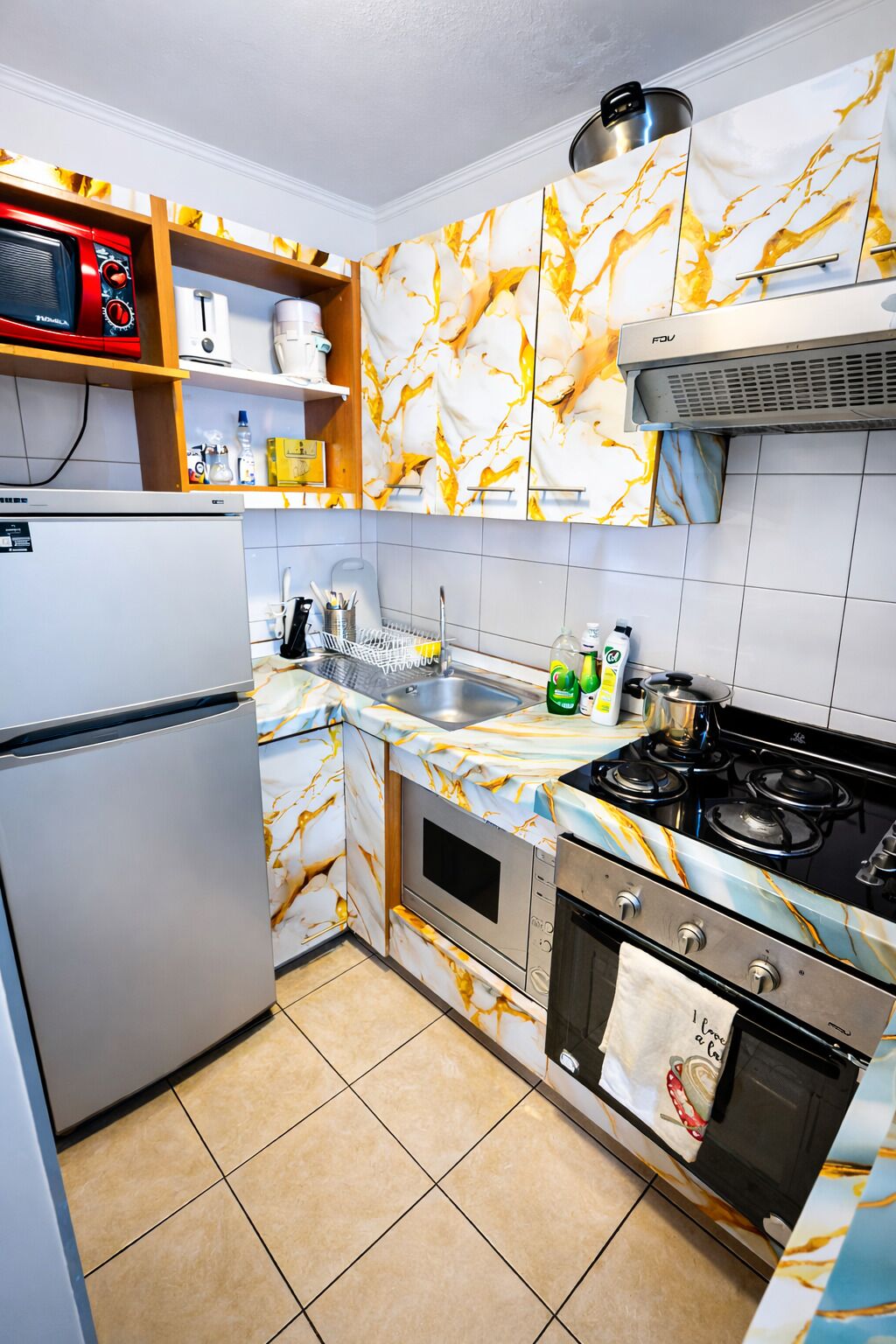 Réfrigérateur, four à micro-ondes, un four, surface de cuisson