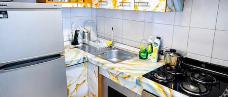 Réfrigérateur, four à micro-ondes, un four, surface de cuisson