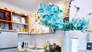 A kitchen with a marble countertop, a refrigerator, a sink, and a vase with flowers. - Apartment near Santa Ana metro station, 2.3 bedrooms (2 bedrooms) (Santiago)