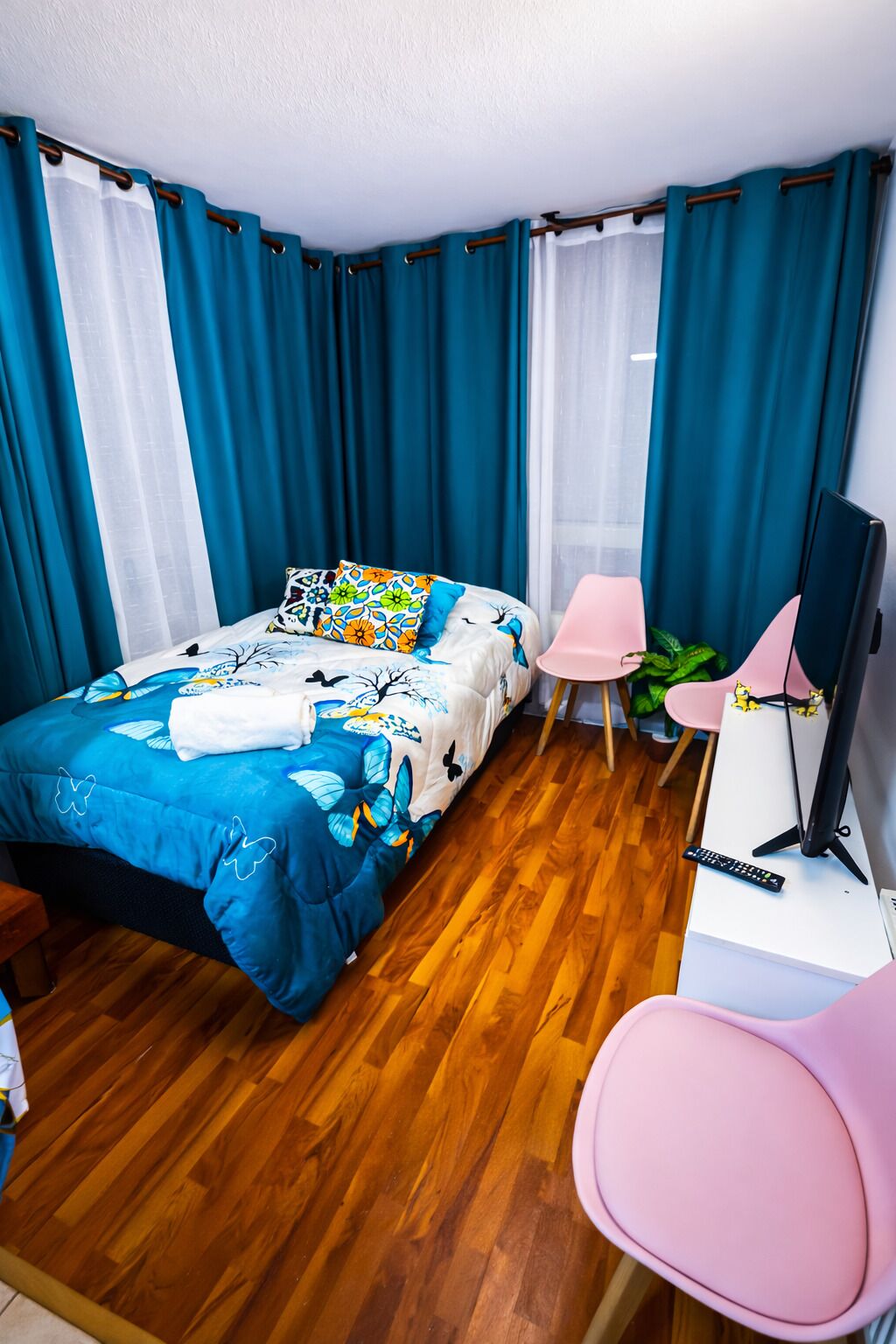 2 slaapkamers, een bureau, een strijkplank/strijkijzer, gratis wifi