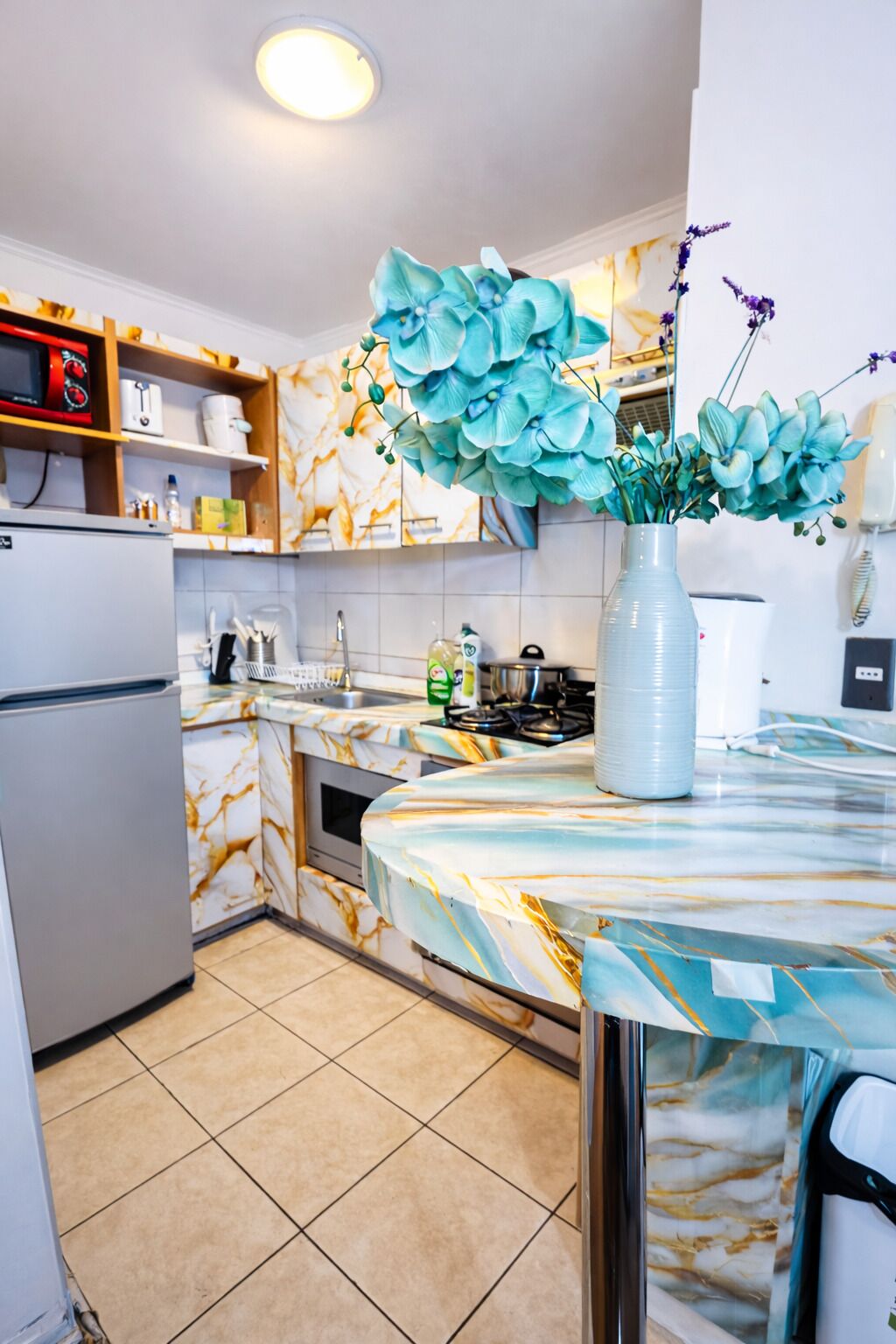 Kjøleskap, mikrobølgeovn, ovn og kokeplater