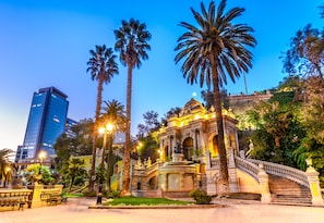 A historical building with a dome, surrounded by palm trees and a staircase leading up to it. - Metro Plaza de Armas, 2-room apartment, Wi-Fi, 24/7 check-in (Santiago)