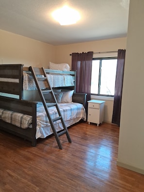 3 Schlafzimmer, Schreibtisch, kostenloses WLAN, Bettwäsche