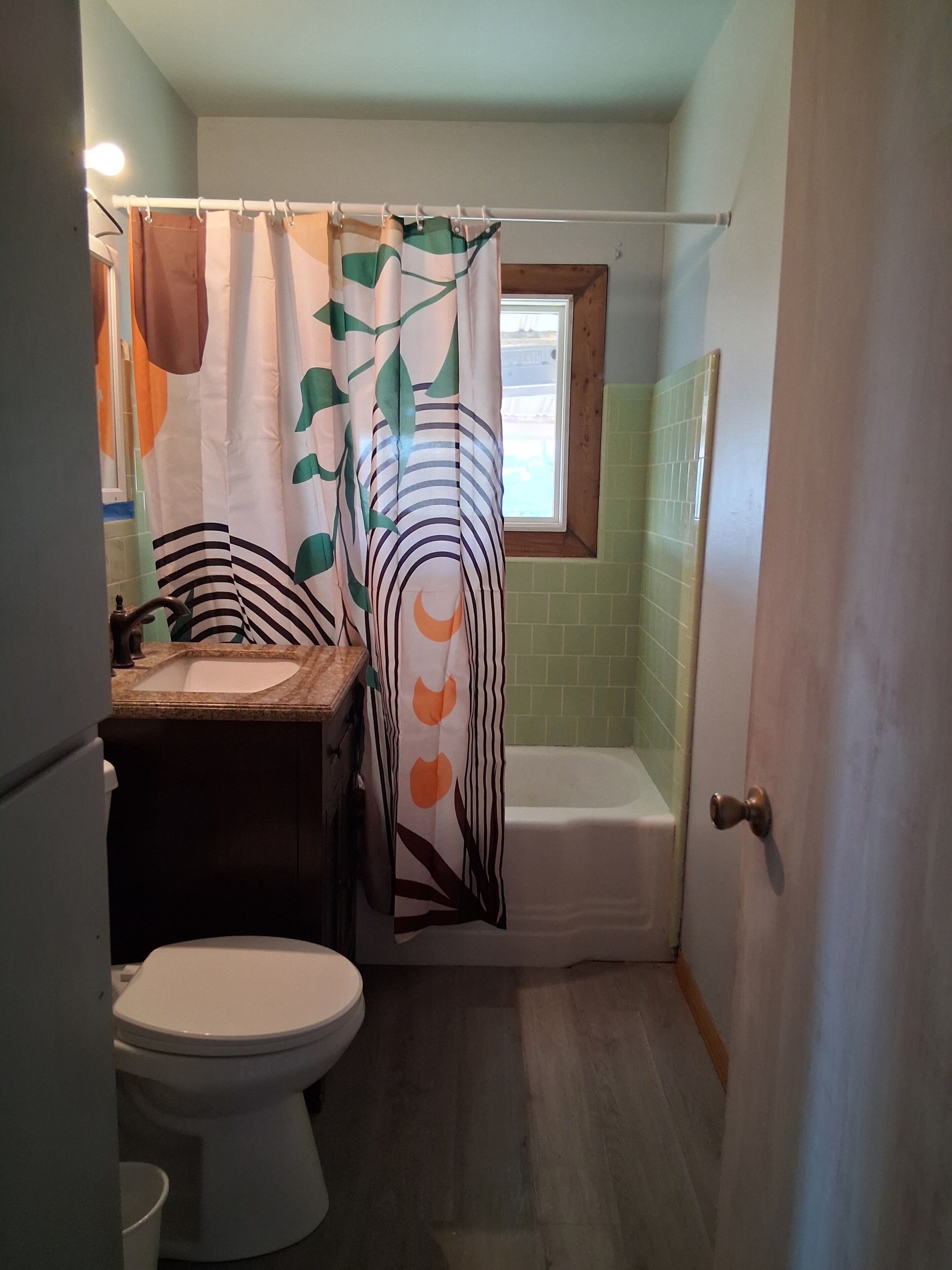 Een haardroger, handdoeken, zeep, shampoo