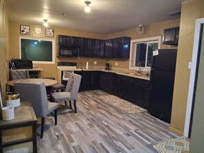 Een koelkast, een microgolfoven, een oven, een kookplaat