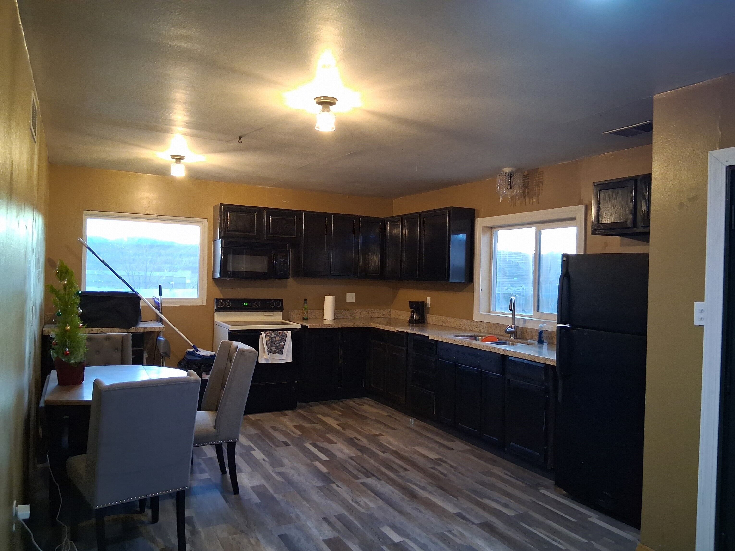 Jääkaappi, mikroaaltouuni, uuni, liesi