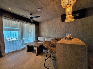 Deluxe Studio Suite, Sea View | Ruang tamu | 50 inci sebuah televisyen pintar dengan digital 