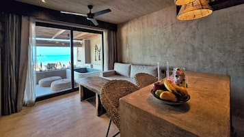 Suíte estúdio luxo, vista para o mar | Sala de estar | Smart TV