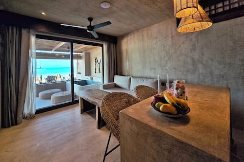 Deluxe Studio Suite, Sea View | Living room
