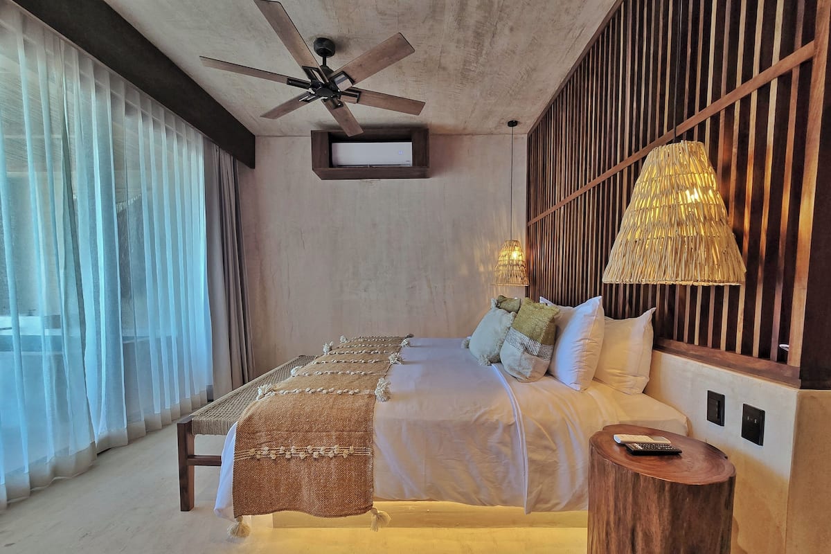 Deluxe Room, Balcony, Sea View | Minibar, in-room safe, individually decorated, individually furnished