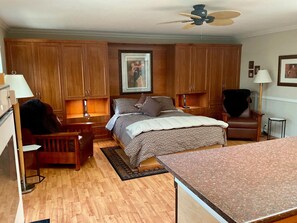1 bedroom, iron/ironing board, Internet, bed sheets - Private Self Contained Studio Cottage (Victoria, BC)