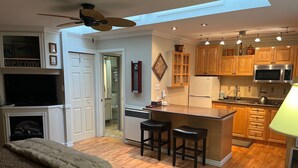 Un appartement moderne comprenant un salon, une cuisine et un coin repas.