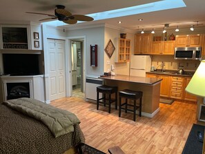 Private kitchen - Private Self Contained Studio Cottage (Victoria, BC)