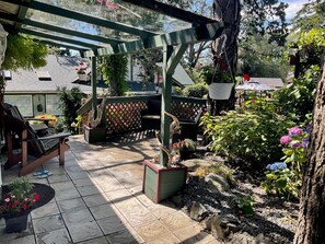 Terrace/patio - Private Self Contained Studio Cottage (Victoria, BC)