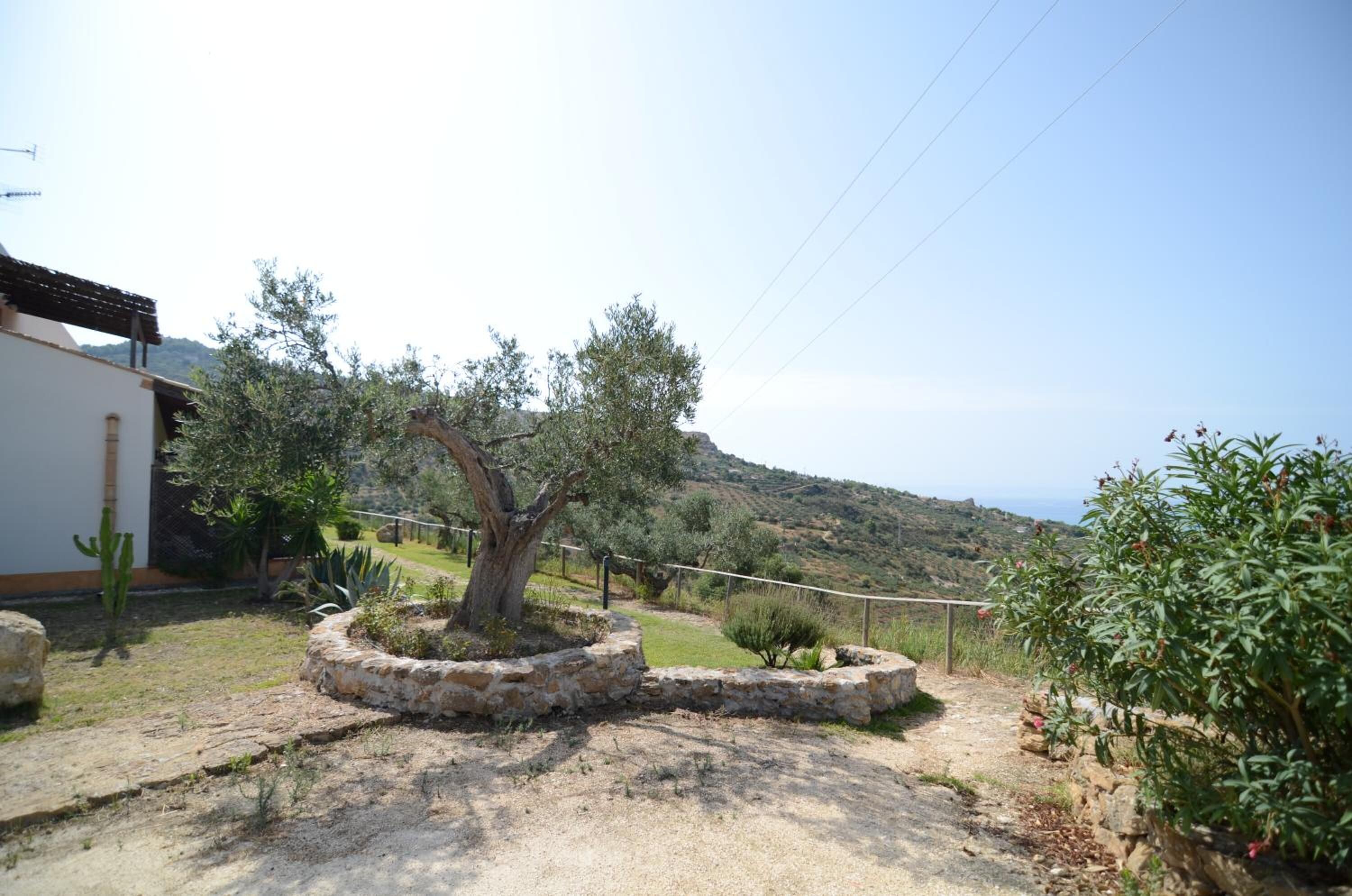 Tallelokero huoneessa, silitysrauta/-lauta