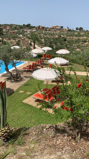 Caja de seguridad en la habitación y tabla de planchar con plancha 