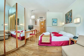 A hotel room with a bed, a desk, a chair, a television, and a mirror. - B&B Hotel Quarto D'altino (Quarto d'Altino)