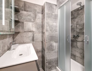 Frigobar, cofres nos quartos, escrivaninha