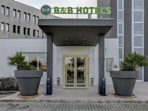 A B&B hotel entrance with a modern design, featuring a glass door and a covered entrance area. - B&B Hotel Quarto D'altino (Quarto d'Altino)