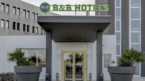 A B&B hotel entrance with a modern design, featuring a glass door and a covered entrance area. - B&B Hotel Quarto D'altino (Quarto d'Altino)