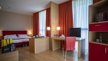 Minibar, in-room safe