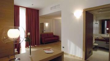 Minibar, in-room safe