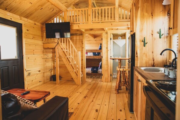 Cabin | Iron/ironing board, free WiFi