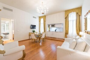 Ein modernes Wohnzimmer mit Essbereich, Küche und Fernseher.