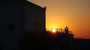 La silhouette d’un bâtiment se détachant sur un coucher de soleil.