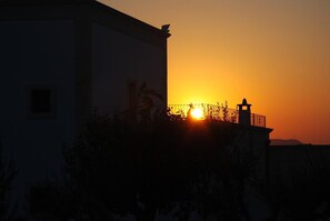 A building silhouette against a sunset. - Casale del Murgese Country Resort (Fasano)